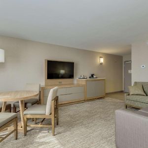 Deluxe King Suite